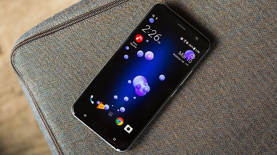 Thiết kế của HTC U11 mang nhiều nét tương đồng với Galaxy S8 với khung kim loại và hai mặt là kính cường lực. 