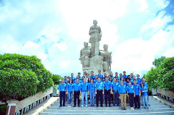 Đoàn đến dâng hương tại Đài tưởng niệm các Liệt sỹ ngành Giao Bưu-Thông tin liên lạc tại Dốc Miếu, Quảng Trị.