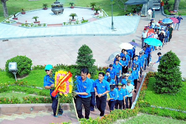 Chiều cùng ngày, đoàn tới dâng hương tưởng nhớ các anh hùng liệt sỹ đã hy sinh tại Thành cổ Quảng Trị.