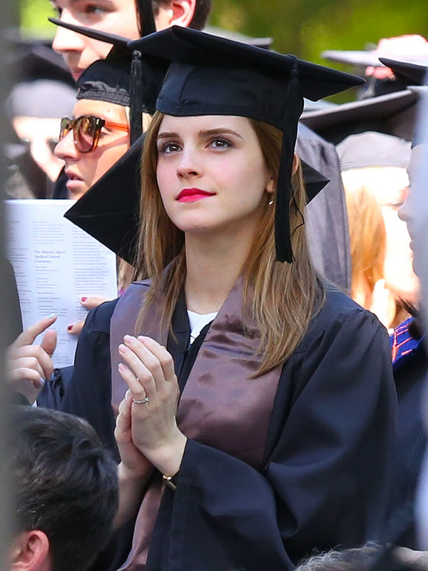 Cả trong lễ tốt nghiệp đại học, Emma cũng nổi bần bật vì vẻ đẹp quá lộng lẫy.