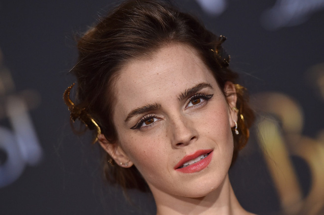 Emma Watson lộ rõ làn da già nua ở một sự kiện khác.