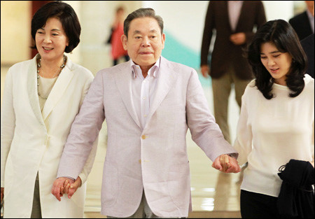 Tổng tài sản của gia đình quyền lực bậc nhất Hàn Quốc này hiện là 29,6 tỷ USD. Ảnh: Yonhap.