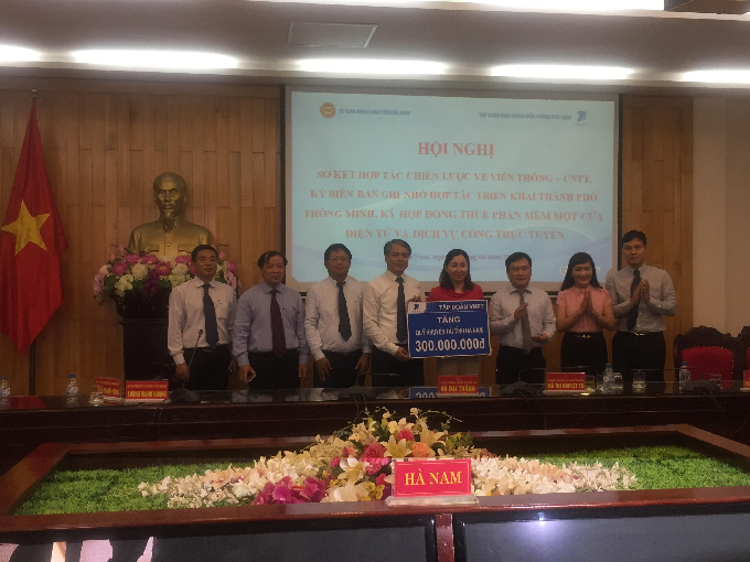 Chủ tịch Hội đồng thành viên VNPT Trần Mạnh Hùng đại diện trao tặng Quỹ khuyến tài tỉnh Hà Nam 300 triệu đồng với mong muốn sẽ góp được một phần vào công tác chăm lo, bồi dưỡng nhân tài của tỉnh.