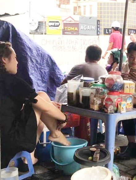 Hà Nội: Xử phạt người tung clip lấy nước rửa chân pha trà cho khách