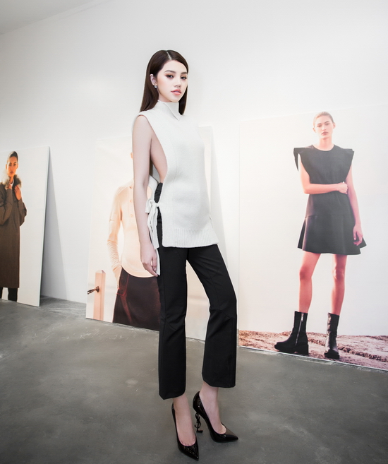 Ngay sau đó tại sự kiện, Jolie Nguyễn thay một thiết kế khác hoàn toàn so với mẫu jumpsuit trước đó. Nổi bật nhất phải kể đến chiếc váy xẻ dọc khá độc đáo. 