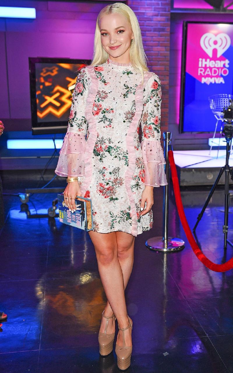 Nữ diễn viên xinh đẹp Dove Cameron ngọt ngào và thanh lịch trong chiếc váy hoa phối voan của thương hiệu Vivetta trong một sự kiện truyền hình. 
