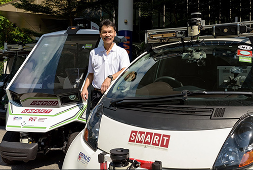  Tiến sĩ Ang và những chiếc xe tự hành SMART-NUS của trường Đại học quốc gia Singapore.
