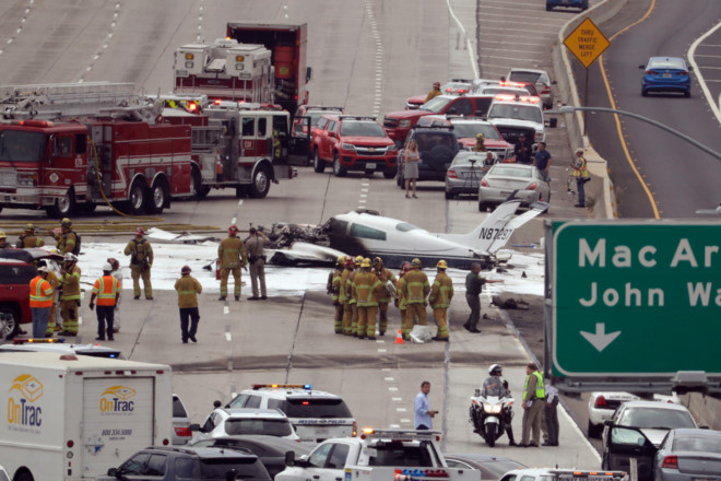 Chiếc máy bay lao xuống đường cao tốc tại California, Mỹ. Ảnh: New York Post.