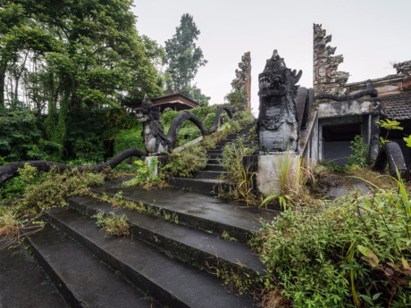 Khách sạn bỏ hoang đầy ám ảnh ở Bali