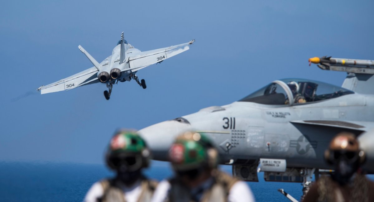 Tiêm kích F/A-18 Hornet cất cánh từ boong tàu sân bay