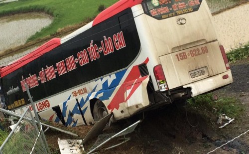 Chiếc xe khách chạy tuyến Hải Phòng - Lào Cai gặp nạn.