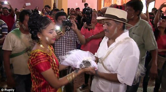 Kỳ lạ: Thị trưởng Mexico buộc phải cưới cá sấu làm vợ!