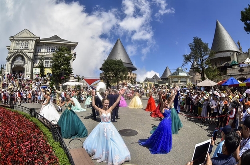 Đấu kiếm là một trích đoạn trong Carnival Show mới toanh, diễn ra mỗi ngày tại Làng Pháp, Sun World Ba Na Hills từ 10-14h, với sự thể hiện của hơn 100 nghệ sĩ đến từ châu Âu. Với 14 loại hình nghệ thuật đa dạng khác nhau sẽ được trình diễn trên các sân khấu khắp khu du lịch, từ Vườn hoa d'Amour tới quảng trường Du Dôme, Làng Pháp, carnival show mà đặc biệt là màn đấu kiếm của các ngự lâm quân Anh quốc là show diễn không thể bỏ qua trong mùa hè này với du khách đến Sun World Ba Na Hills.  Luôn luôn tạo ấn tượng mới, trải nghiệm mới cho du khách bằng những hoạt động, những lễ hội, Sun World Ba Na Hills bởi thế hấp dẫn du khách mọi lứa tuổi. Có lẽ đó cũng là lý do liên tục trong hai năm 2015, 2016 khu du lịch này được Tổng cục du lịch vinh danh Khu du lịch hàng đầu Việt Nam.  