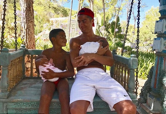C.Ronaldo lần đầu khoe ảnh 4 cha con trong kỳ nghỉ!