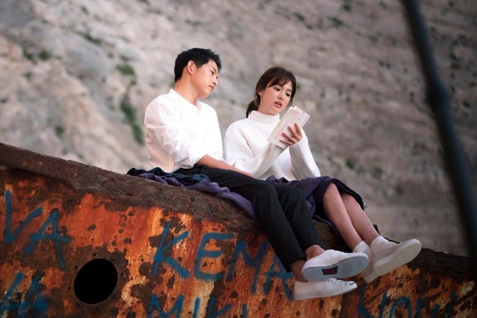 Theo OSEN, hai diễn viên nảy sinh tình cảm trên trường quay Hậu duệ mặt trời vào năm 2015. Đầu năm 2016, trước khi phim lên sóng, Song Joong Ki bí mật gửi đồ ăn vặt cho bạn gái hơn 4 tuổi khi cô đang có buổi chụp hình. Điều này đã khiến ê-kíp thắc mắc.