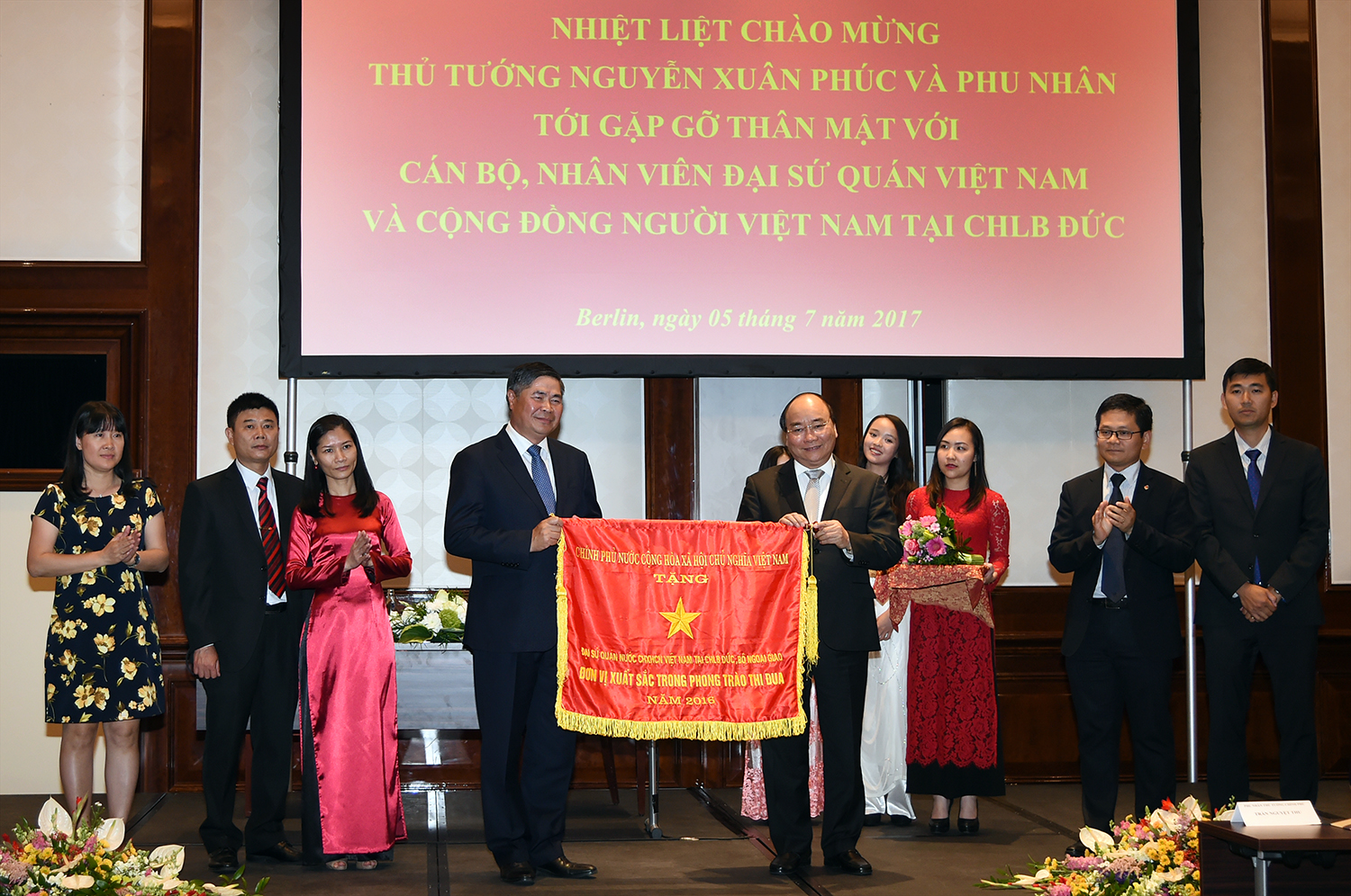 Thủ tướng Nguyễn Xuân Phúc tặng cờ thi đua của Chính phủ cho Đại sứ quán Việt Nam tại Berlin. Ảnh: VGP/Quang Hiếu