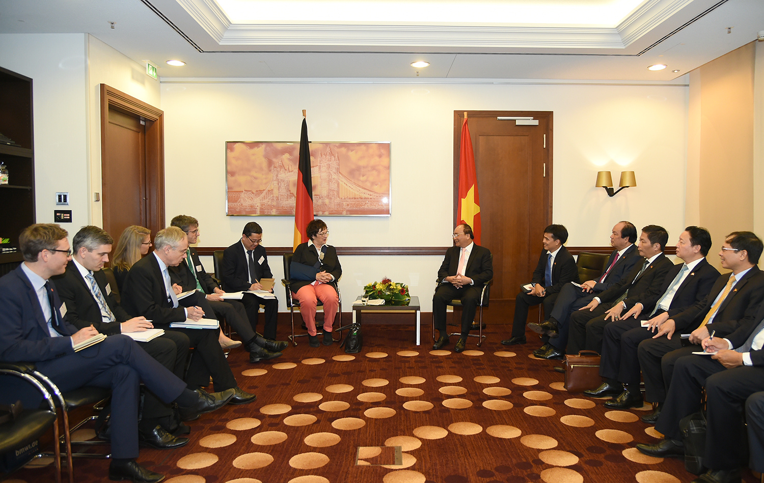 Thủ tướng Nguyễn Xuân Phúc  và Bộ trưởng Brigitte Zypries trao đổi về các biện pháp tăng cường hợp tác thương mại, đầu tư giữa hai nước. Ảnh: VGP/Quang Hiếu