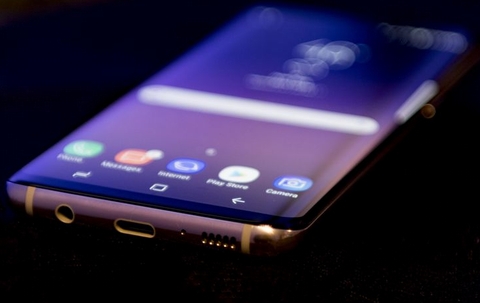Samsung Galaxy S8 (18,49 triệu đồng). Máy được trang bị màn hình Super AMOLED, 5.8-inch, Quad HD (2K). Samsung Galaxy S8 được đánh giá là một trong những smartphone đầu tiên trang bị tính năng HDR, màn hình của Galaxy S8 có khả năng tăng độ sáng và độ bao hòa màu khi xem nội dung trên YouTube và các ứng dụng hỗ trợ HDR. Thiết bị chạy trên hệ điều hành Android 7.0 với camera sau 12 MP; camera trước 8 MP. Về cấu hình, Galaxy S8 chạy con chip Exynos 8895 cùng 4 GB RAM, 64 GB bộ nhớ trong cho trải nghiệm mượt mà.