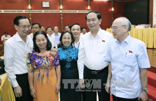 Chủ tịch nước Trần Đại Quang trao đổi với các cử tri. Ảnh: TTXVN