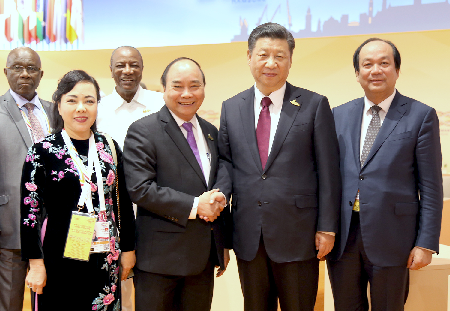 Thủ tướng Nguyễn Xuân Phúc gặp Chủ tịch Trung Quốc Tập Cận Bình. - Ảnh: VGP/Quang Hiếu
