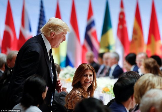 Tổng thống Trump được sắp xếp ngồi xa vợ