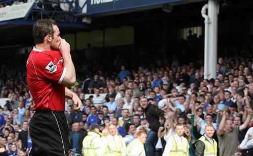 Hình ảnh Rooney khiêu khích người hâm mộ Everton