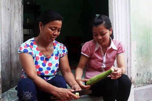 Bà Nguyễn Thị Hằng (mẹ Thảo) hạnh phúc khi con gái trở lại cuộc sống bình thường