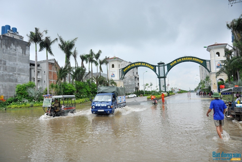 Cổng vào Khu đô thị Nam An Khánh cũng chìm trong biển nước khiến việc ra vào gặp nhiều khó khăn. 