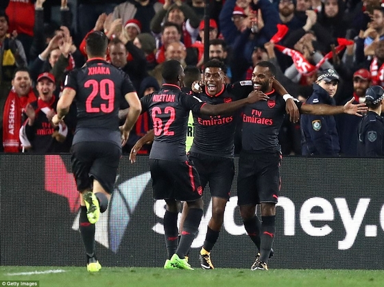 Lacazette ăn mừng bàn thắng đầu tiên ghi cho Arsenal!