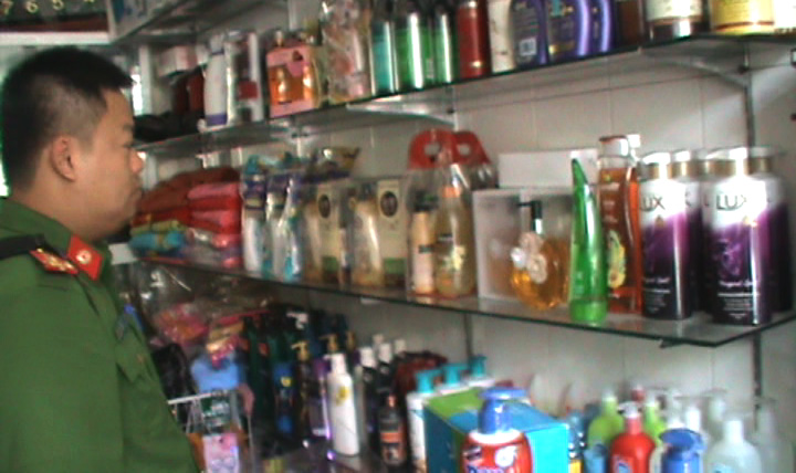 Cán bộ Phòng Cảnh sát môi trường kiểm tra cửa hàng kinh doanh mỹ phẩm