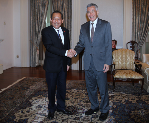Phó Thủ tướng Trương Hoa Bình gặp Thủ tướng Singapore Lý Hiển Long