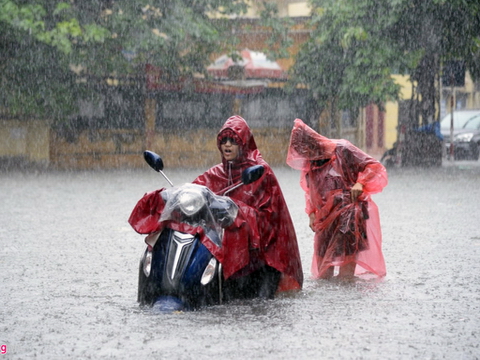 Phố phường Hà Nội ngập sâu trong mưa lớn