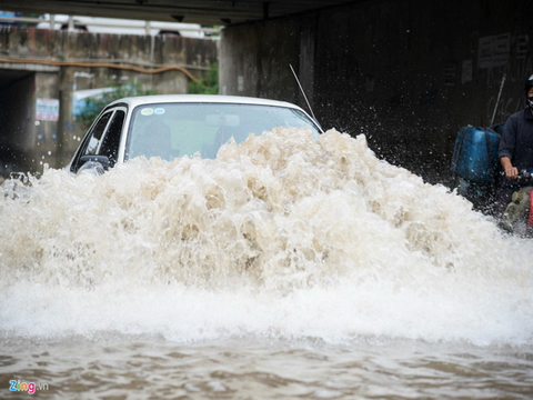 Xe 'đội sóng' vượt hầm chui đại lộ Thăng Long một ngày sau mưa ngập