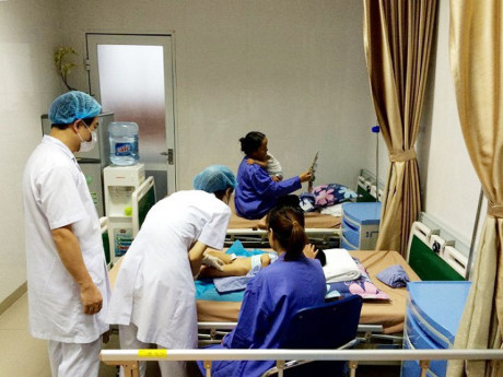 Hàng chục bé trai bị sùi mào gà ở Hưng Yên hiện đang phải nhập viện điều trị.
