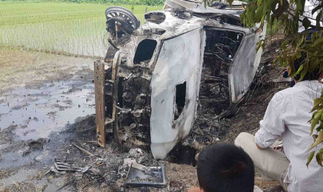 Chiếc xe bị đốt cháy rụi trong sự bàng hoàng của nạn nhân.