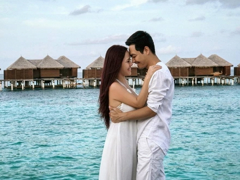 MC Phan Anh khoe ảnh mặn nồng bên bà xã tại Maldives kỷ niệm 17 năm yêu nhau