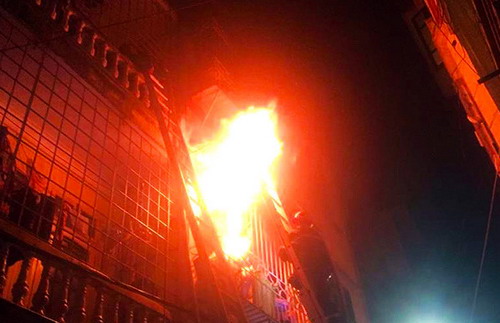 Ngọn lửa bùng phát vào khoảng 1h30 ngày 19/7, tại số nhà 48 ngõ 41 Phố Vọng, Hà Nội khiến 2 người thiệt mạng. 
