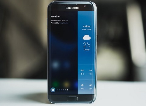 Vô địch dòng cao cấp: Samsung Galaxy S7 edge. Galaxy S7 edge dù là “ngôi sao” của năm ngoái nhưng đến giờ vẫn chiếm ngôi vương về tuổi thọ pin. Mô hình này tốt hơn so với người kế nhiệm của mình, Galaxy S8 và S8 +, hay người anh em Galaxy S7 nhờ được trang bị pin lớn hơn (3600 mAh). Thú vị hơn khi tuổi thọ pin của S7 edge không phải là ưu thế duy nhất của siêu phẩm này. Ưu thế khác phải kể đến đó là máy ảnh chất lượng tuyệt vời, thiết kế tinh tế và hiệu suất mạnh mẽ.
