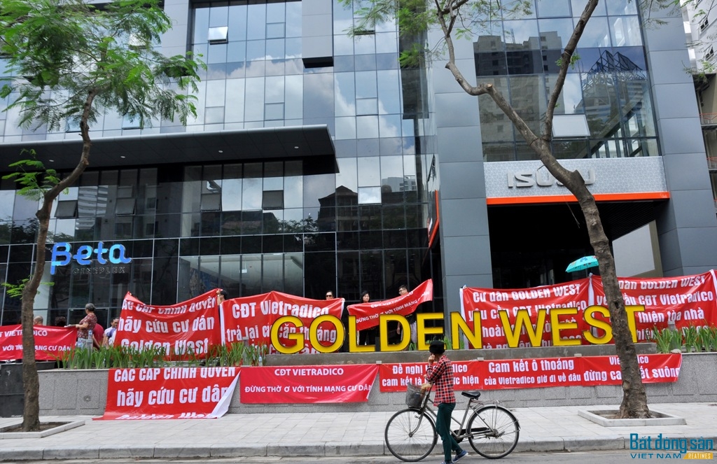 Cư dân chung cư Golden West nhiều lần biểu tình phản đối chủ đầu tư