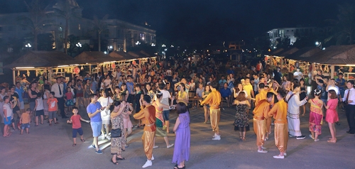 Hàng nghìn du khách tới tham dự lễ hội