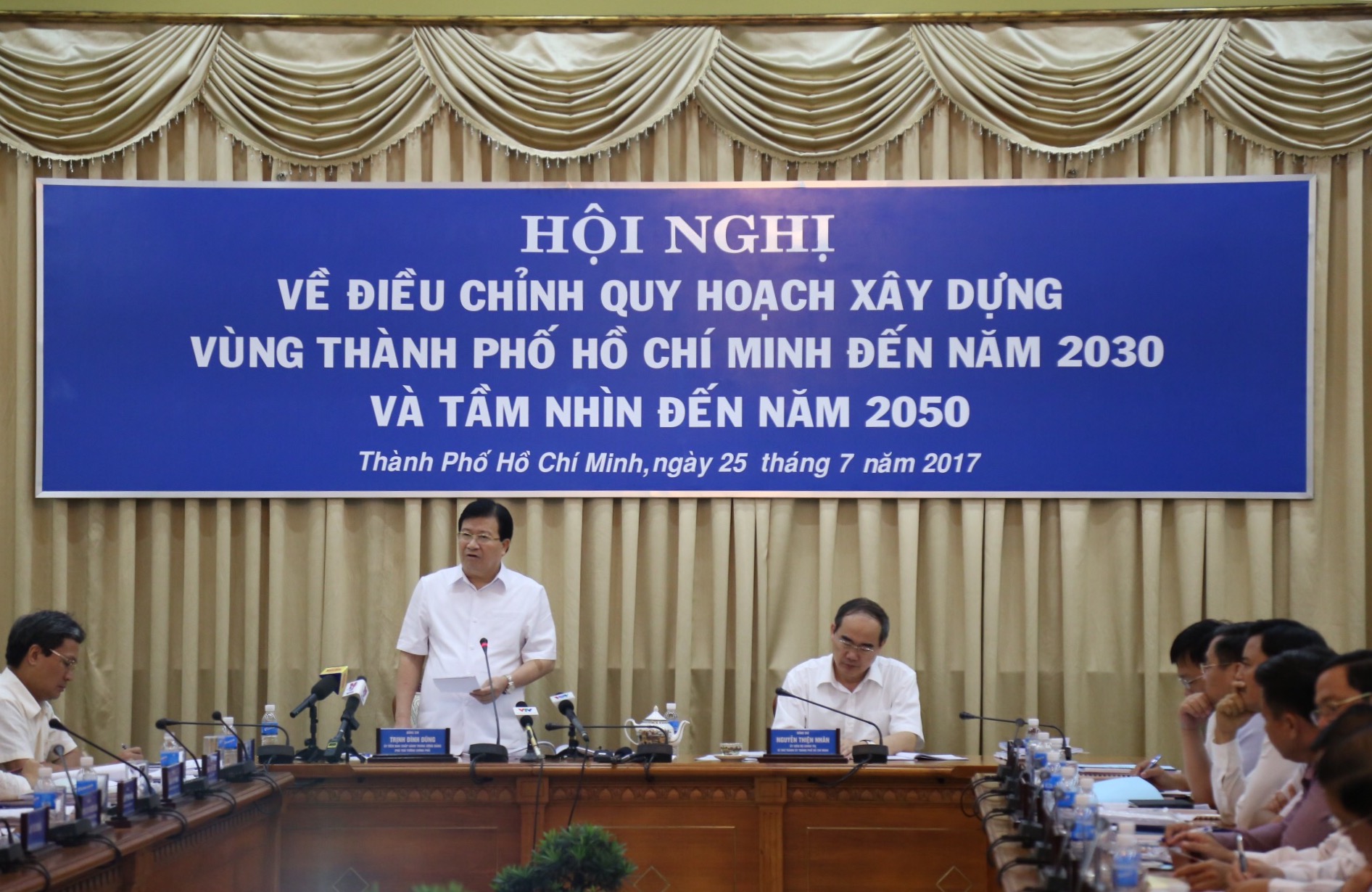 Phó Thủ tướng Trịnh Đình Dũng và Bí thư Thành ủy TP.HCM Nguyễn Thiện Nhân đều nhất trí cho rằng, việc điều chỉnh quy hoạch phải nhằm tạo cơ sở để phát triển vùng TP.HCM trở thành động lực phát triển kinh tế của cả nước.