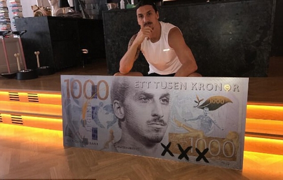Ibrahimovic bên tờ tiền in hình cá nhân anh