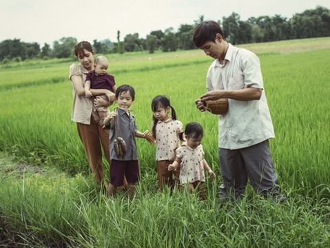 Lý Hải - Minh Hà đưa 4 con về quê làm nông dân