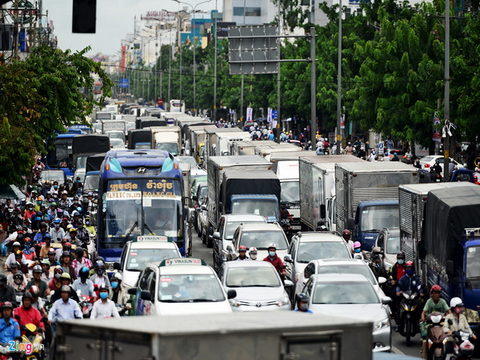 Xe tải, taxi ùn ùn đổ về khiến cửa ngõ sân bay Tân Sơn Nhất kẹt cứng