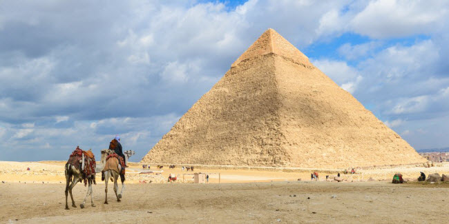 7. Ai Cập: Ai Cập nổi tiếng với với các kim tự tháp được xây dựng cách đây 5.000 năm. Quốc gia này cũng được coi là nơi khai sinh của nền văn minh phương Tây. Nằm giữa Bắc Phi và Trung Đông, Ai Cập là vùng đất pha trộn của các nền văn hóa. Du khách tới Ai Cập có thể thuê phòng nghỉ với giá chỉ từ 2,21 USD/đêm, trong khi một suất ăn tại nhà hàng bình dân có giá 3,04 USD và bia 1,19 USD/cốc.