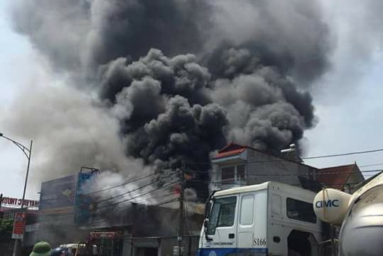Hà Nội: Xưởng làm bánh ở gần Quốc lộ 32 bốc cháy dữ dội