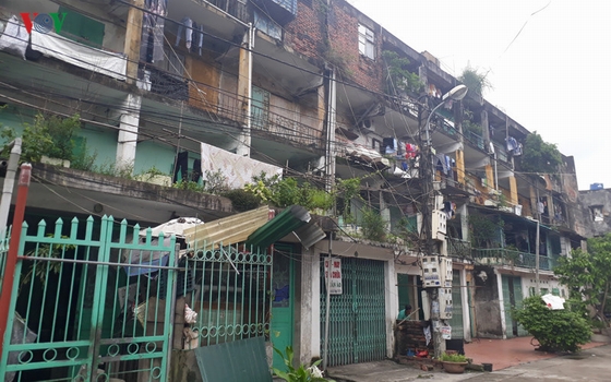 Hiện nay, chung cư cấp D ở phường Cẩm Thủy của Công ty than Dương Huy đang ở trong tình trạng xuống cấp trầm trọng gây nguy hiểm cho 54 hộ dân với 179 nhân khẩu đang sinh sống tại đây.