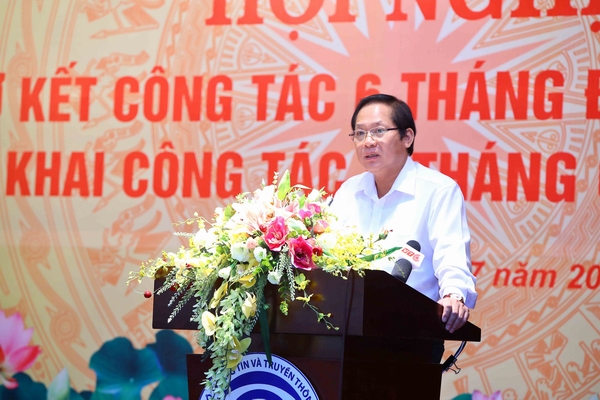 Bộ trưởng Bộ TT&TT Trương Minh Tuấn phát biểu kết luận tại Hội nghị Sơ kết công tác 6 tháng đầu năm và triển khai công tác 6 tháng đầu năm 2017 của Bộ TT&TT diễn ra sáng 14/7. (Ảnh Minh Quyết)