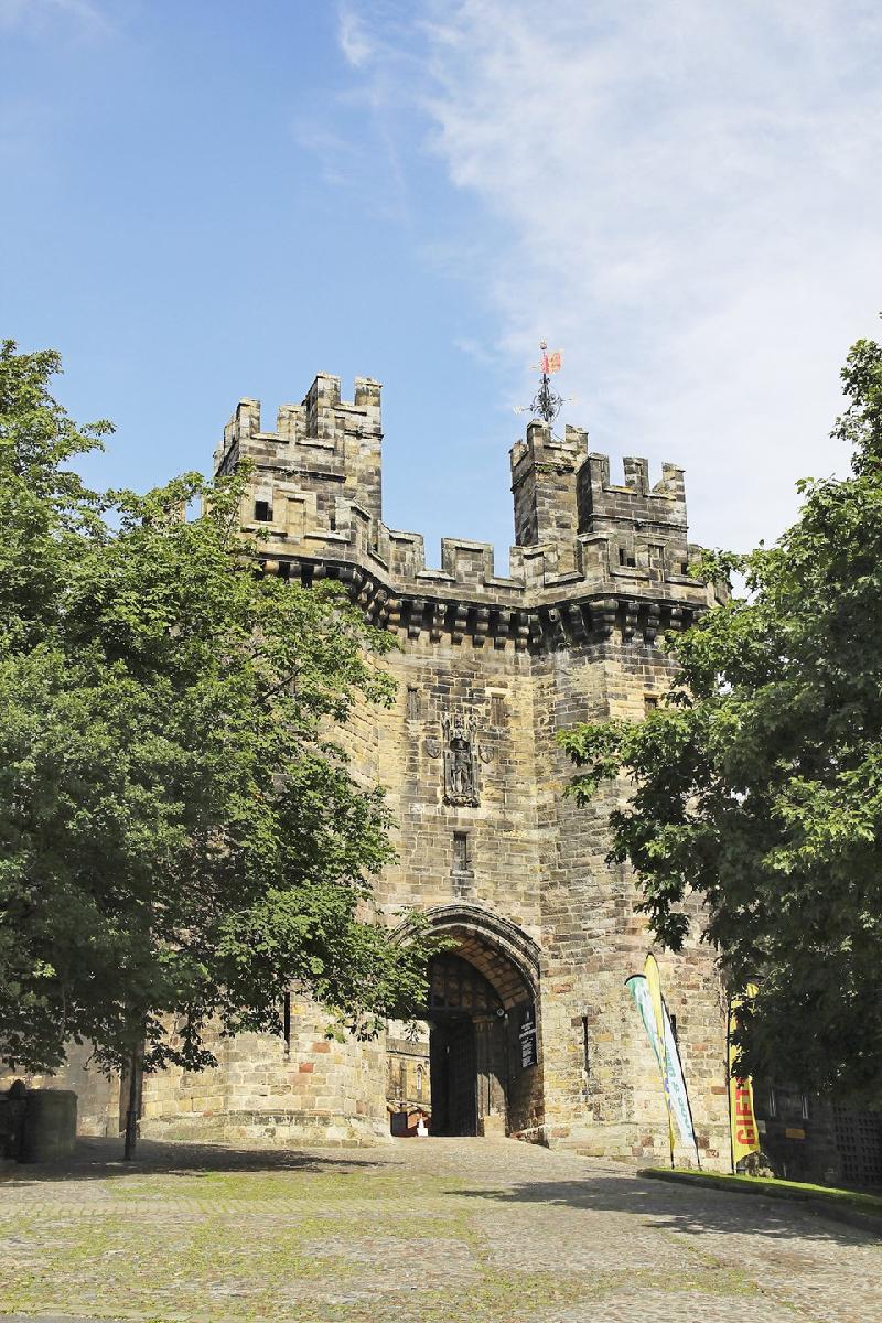 Các lâu đài cổ kính: Duchy of Lancaster còn có hàng chục khu vực lâu đời, trong đó có lâu đài Lancaster ở Lancashire và lâu đài Pickering ở Yorkshire. Số tiền thu được từ khối bất động sản này vào khoảng 18 triệu bảng một năm.