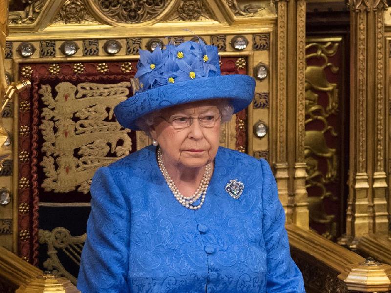 Hoàng gia Anh sở hữu lượng bất động sản khổng lồ được gọi là Tài sản Hoàng gia. Chúng đem lại hơn 300 triệu bảng một năm cho chính phủ Anh. 25% số tiền này thuộc về Nữ hoàng Elizabeth II.